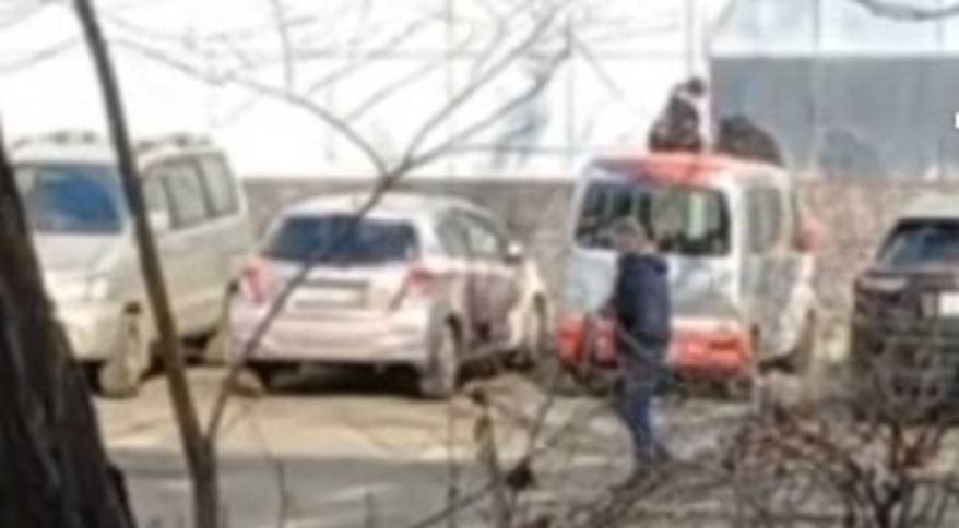 Уже и власти знают, авто стоят: Происходящее у ТЦ напугало горожан Уже и власти знают, авто стоят: Происходящее у ТЦ напугало горожан