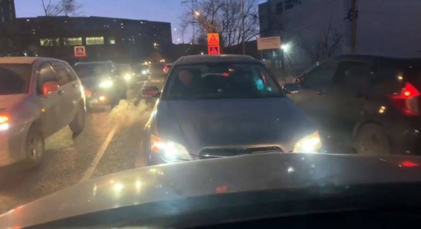 Во Владивостоке автолюбитель проучил наглого водителя