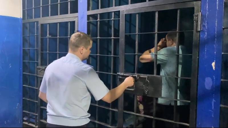 Дерзкий водитель пытался уйти от погони и избил полицейского в Приморье Дерзкий водитель пытался уйти от погони и избил полицейского в Приморье