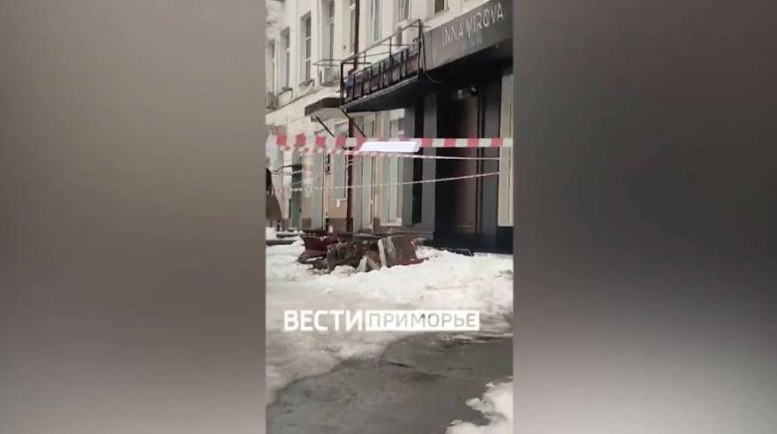 "А если на голову?": Во Владивостоке обрушилась часть здания