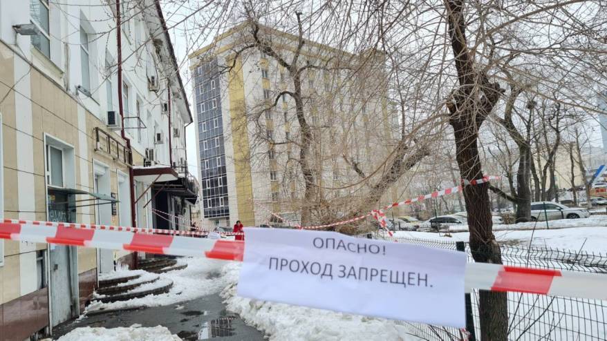 Печная труба рухнула с крыши здания во Владивостоке Печная труба рухнула с крыши здания во Владивостоке
