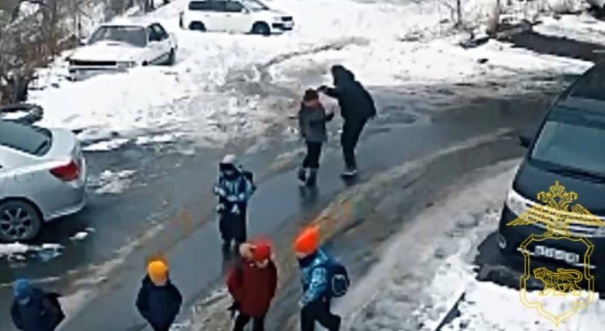 Во Владивостоке задержан мужчина, напавший на школьника