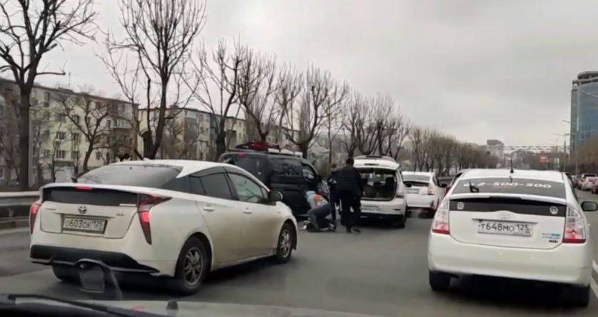 Человек лежит на асфальте: пешехода сбил автомобиль во Владивостоке
