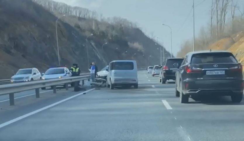"Жестко размотался": во Владивостоке легковушка влетела в леера