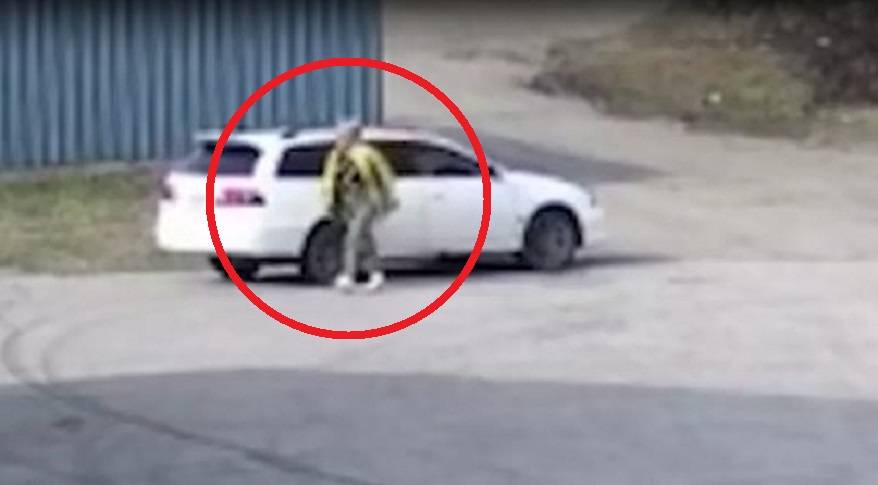 «Чтобы и вас так выбросили»: Бесчеловечный поступок женщины попал на видео «Чтобы и вас так выбросили»: Бесчеловечный поступок женщины попал на видео