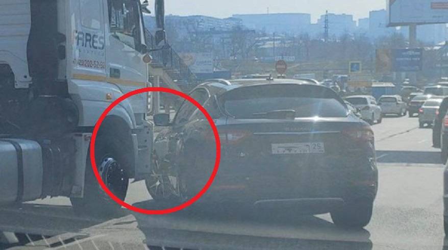 Дорогое ДТП с эксклюзивным авто произошло во Владивостоке