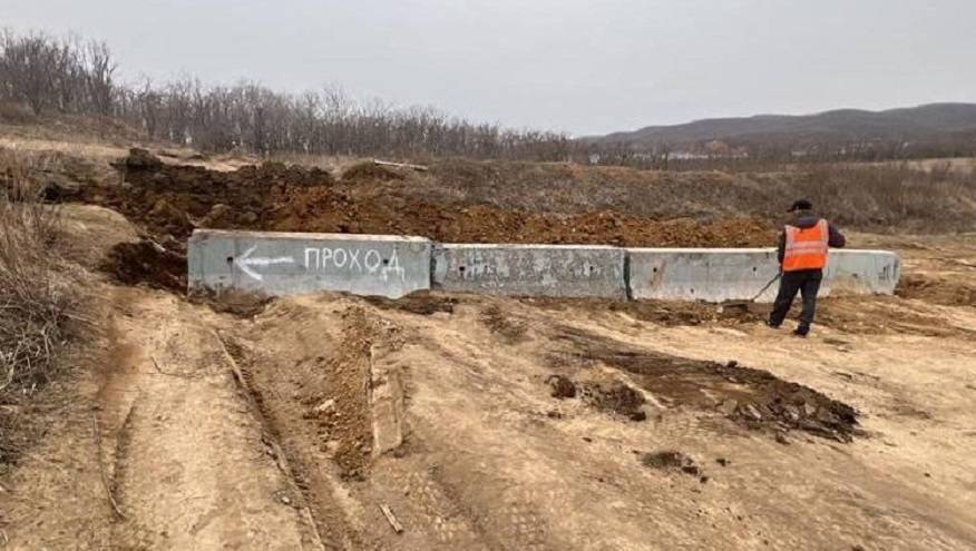 "Противотанковые" фортификации вновь установлены на дороге к мысу Тобизина