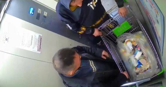 "Двое в лифте, не считая тележки": Курьезное происшествие во Владивостоке попало на видео