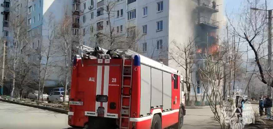 Пожарные спасли девушку из огня во Владивостоке