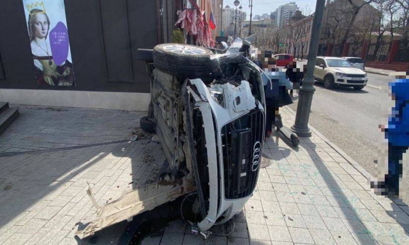 "Там же ребенок": во Владивостоке автомобиль Audi влетел в здание и перевернулся