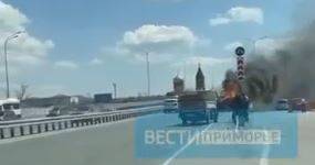 Автомобиль полыхает на федеральной трассе в Приморье