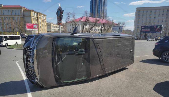 "Первая жертва": Lexus "уложил" на бок Toyota Alphard во Владивостоке