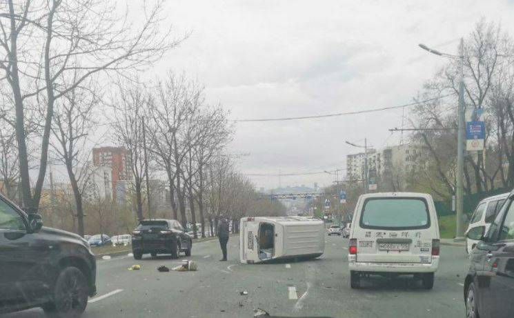 Автомобиль перевернулся во Владивостоке в результате ДТП