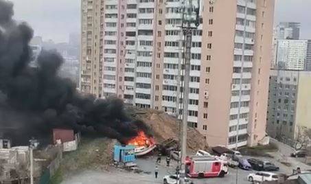 Катер загорелся возле многоэтажного дома во Владивостоке Катер загорелся возле многоэтажного дома во Владивостоке