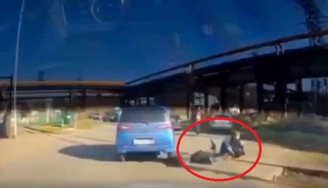 Школьники на электросамокате врезались в автомобиль во Владивостоке