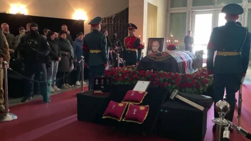 Владлена Татарского похоронили на Троекуровском кладбище с воинскими почестями