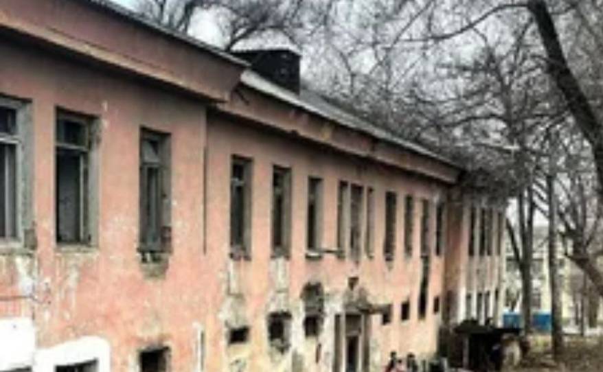 Заброшенное здание в Артеме вызывает страх у местных жителей