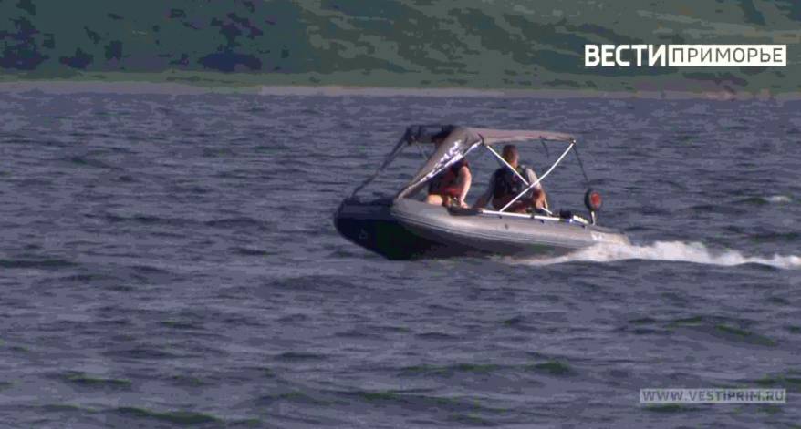 Во Владивостоке мужчину на надувной лодке едва не унесло в море