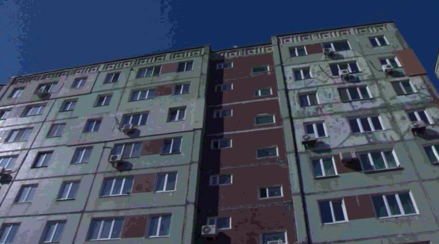 Ребенок на подоконнике: Бдительная девушка предотвратила трагедию в Приморье