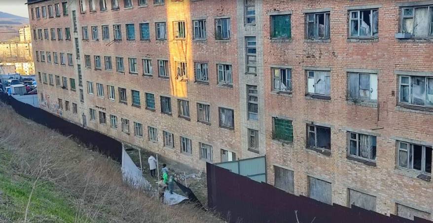 "Слышны детские голоса и крики": заброшенное здание вызывает тревогу у владивостокцев "Слышны детские голоса и крики": заброшенное здание вызывает тревогу у владивостокцев