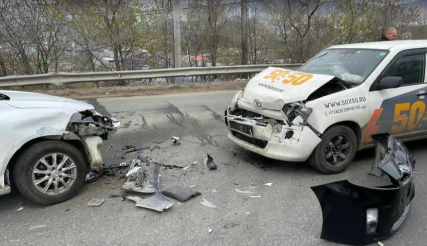 "Разметало по дороге": "Приусовод" устроил жесткое ДТП во Владивостоке "Разметало по дороге": "Приусовод" устроил жесткое ДТП во Владивостоке