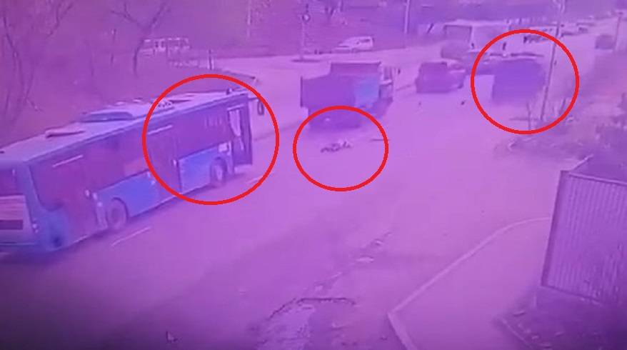 «Так и осталась лежать»: Женщина вышла из автобуса под колеса грузовика «Так и осталась лежать»: Женщина вышла из автобуса под колеса грузовика