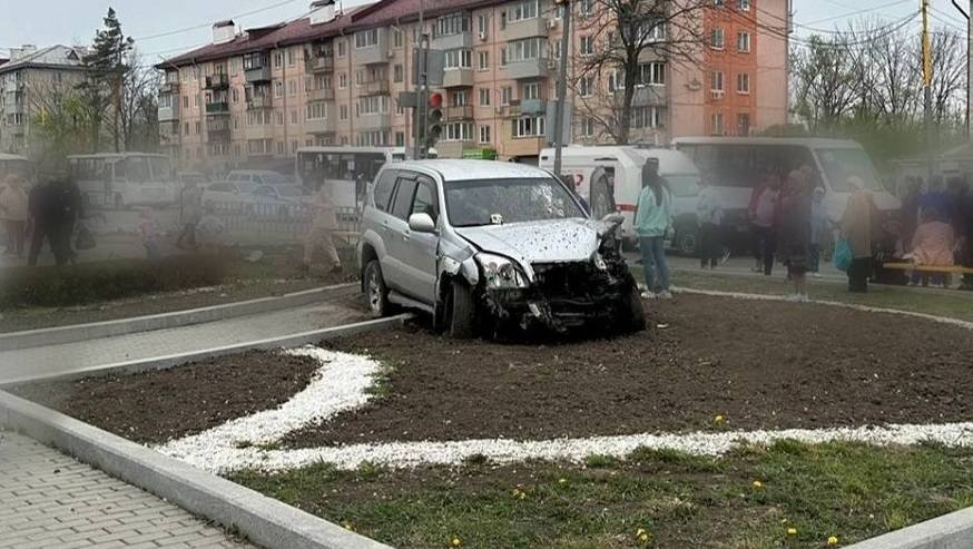 Подробности жуткой аварии: Land Cruiser сбил пешеходов в центре города Подробности жуткой аварии: Land Cruiser сбил пешеходов в центре города