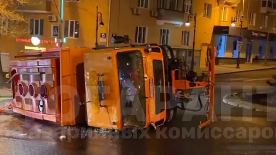 МАЗ перевернулся в центре Владивостока МАЗ перевернулся в центре Владивостока