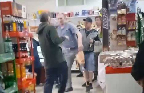 Мужчина устроил дебош в магазине известной торговой Сети в Приморье Мужчина устроил дебош в магазине известной торговой Сети в Приморье