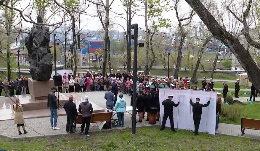 Во Владивостоке в сквере Героев-даманцев  прошел торжественный митинг