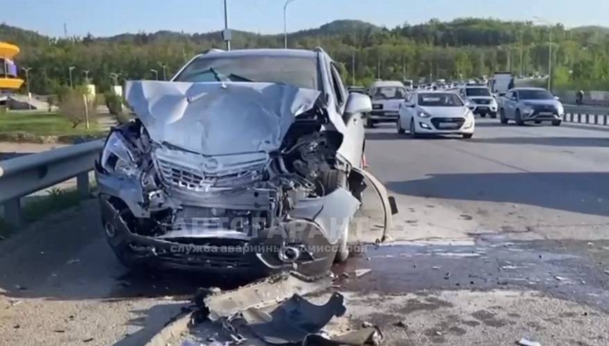 Машина всмятку: Массовая авария на трассе собрала пробку