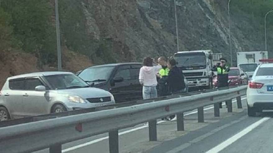 «Домой никто не едет»: Движение на трассе заблокировала авария «Домой никто не едет»: Движение на трассе заблокировала авария