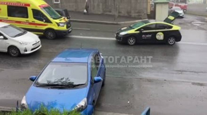 Скорая примчалась на место столкновения двух авто во Владивостоке Скорая примчалась на место столкновения двух авто во Владивостоке