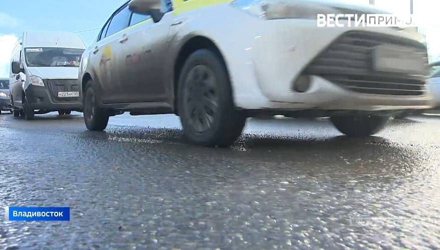 Кипяток хлынул на улицу: Гаражи и дороги затопило в центре Владивостока (видео) Кипяток хлынул на улицу: Гаражи и дороги затопило в центре Владивостока (видео)