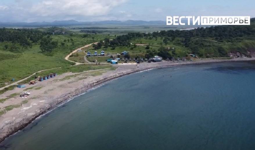 Утро не задалось у жителя Приморья, машина оказалась в море