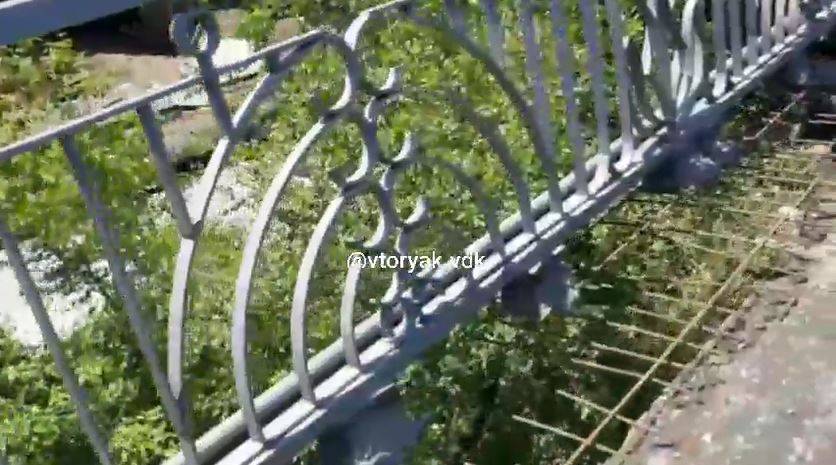 "Рухнет на голову": ситуация на важной дороге Владивостока вызывает опасения горожан