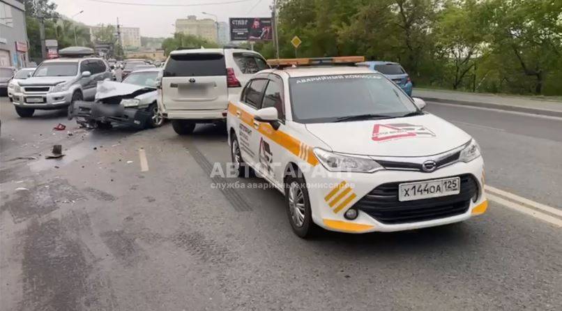 Водитель Toyota Land Cruiser Prado спровоцировал серьезное ДТП во Владивостоке