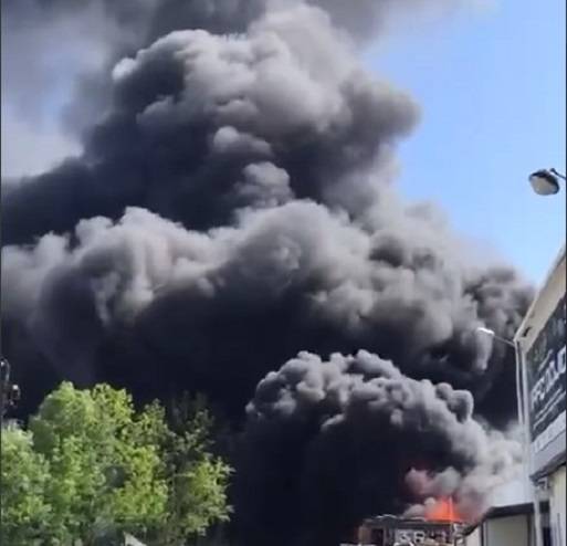 Город в дыму: Огонь в эти минуты уничтожает склад во Владивостоке (видео) Город в дыму: Огонь в эти минуты уничтожает склад во Владивостоке (видео)