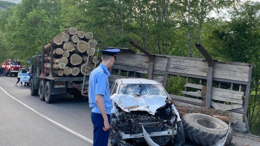 Бревна с прицепа свалились на машину с людьми. Подробности ДТП Бревна с прицепа свалились на машину с людьми. Подробности ДТП