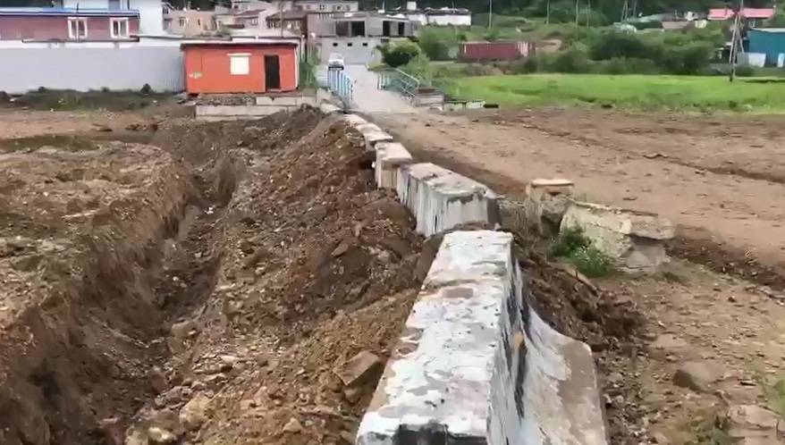 «Зубы дракона»: во Владивостоке «окопали» проезд к популярному пляжу (видео) «Зубы дракона»: во Владивостоке «окопали» проезд к популярному пляжу (видео)