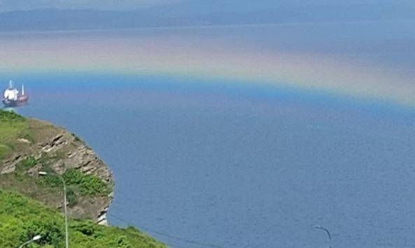 Рождение радуги над бухтой Золотой Рог попало на видео