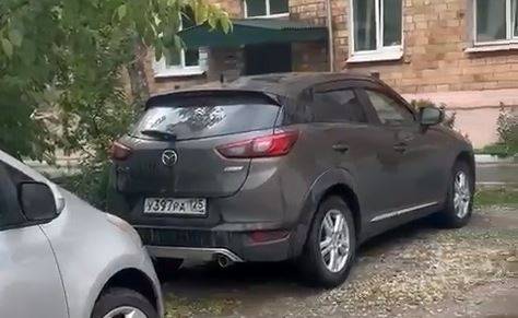 Парковочные войны: автолюбительницу "заперли" во дворе жилого дома в Приморье