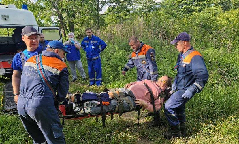 Спасателям пришлось эвакуировать из Долины Атлантов жительницу Приморья