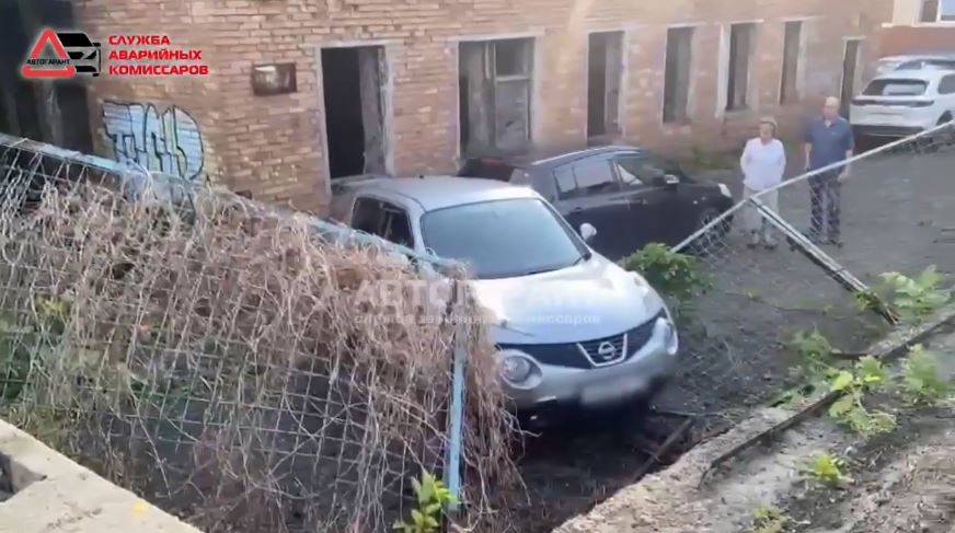Автоледи перепутала педали: во Владивостоке авто рухнуло с подпорной стены