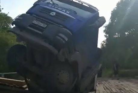 Большегруз обрушил мост в Приморье