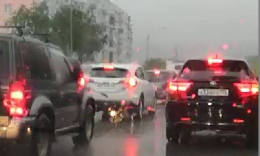 "Светофоры отключились и колом все встало": во Владивостоке - коллапс из-за сильного ливня