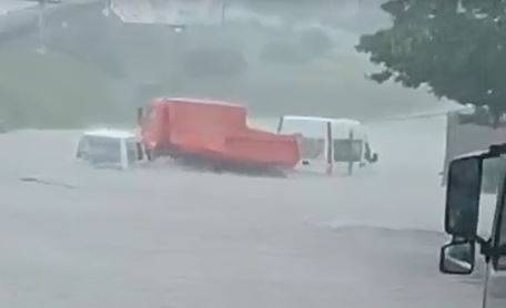 КАМАЗы тонут: во Владивостоке по дорогам поплыли автомобили