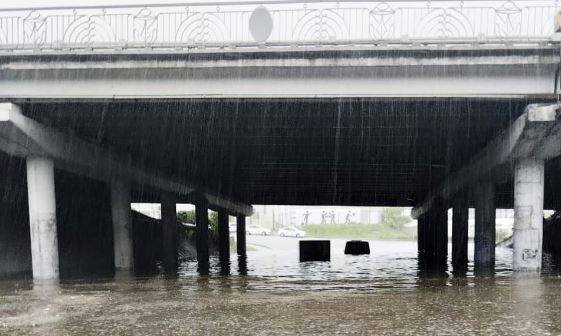 "Люди выходили по пояс в воде": маршрутка утонула во Владивостоке