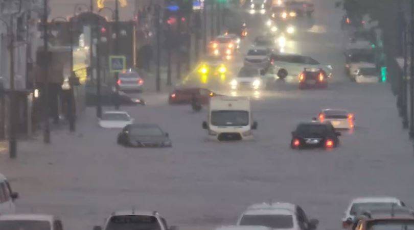 73 мм осадков выпало уже во Владивостоке: машины плывут, пешеходам вода доходит выше колен