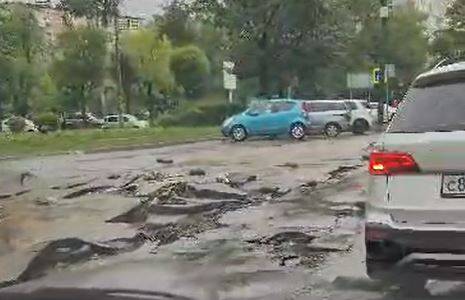 "Как после апокалипсиса": мощный ливень смыл асфальт с дорог во Владивостоке